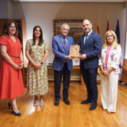 Farmacéuticos aragoneses presentan en las Cortes un plan para salvar a la farmacia rural